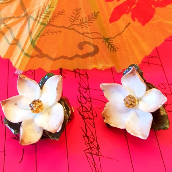 Vintage Tiki Flower Clip on Earrings Hand … - Picture 4 of 7